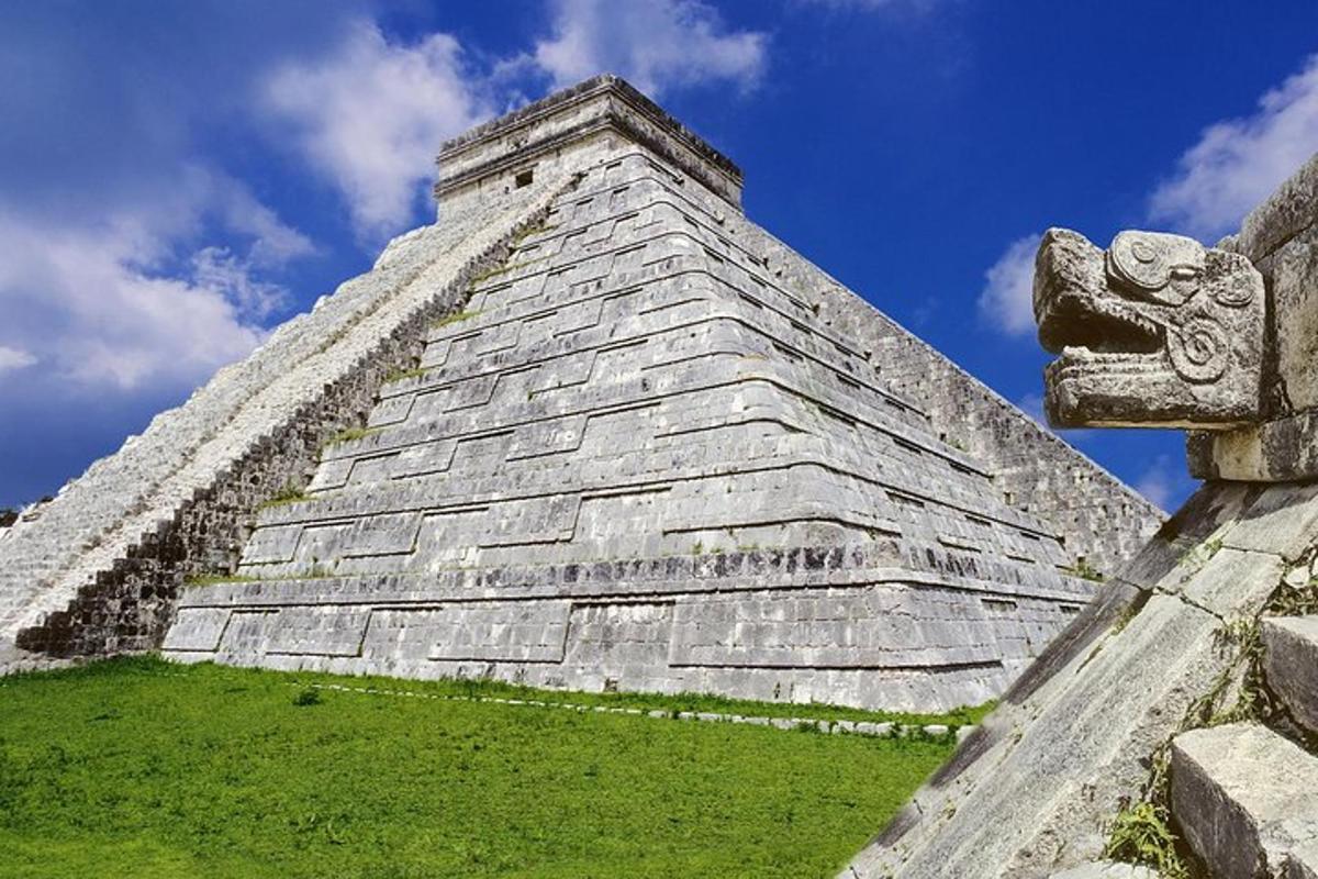 een grote piramide met een blauwe lucht op de achtergrond
