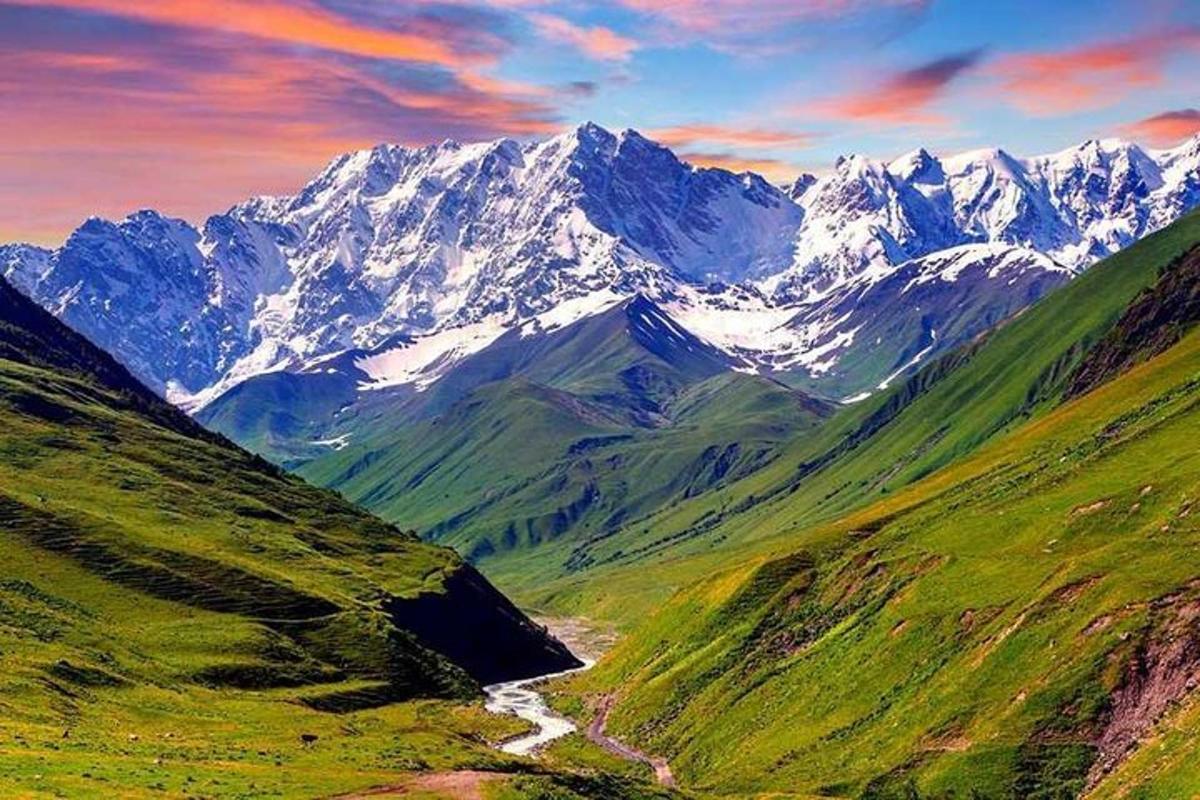una vista di una catena montuosa innevata con un fiume