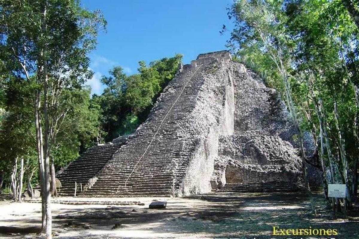 pyramída v ruinách starovekého mesta