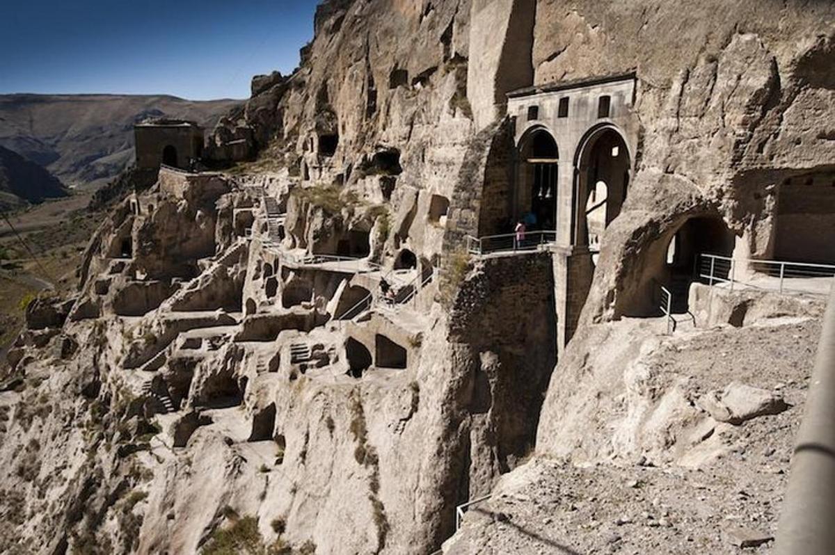 una vista di una montagna rocciosa con un edificio su di essa