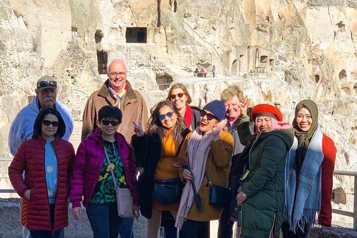 un gruppo di persone in posa per una foto davanti a dei manufatti