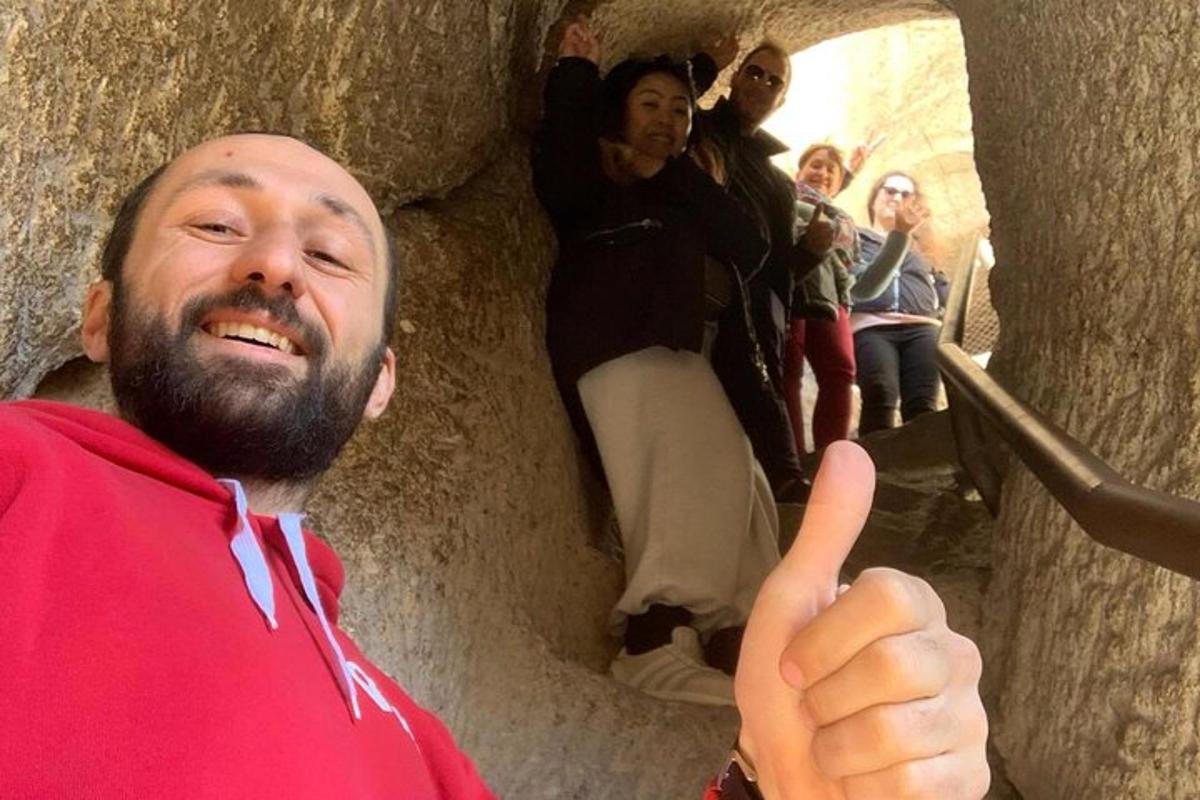 un uomo che fa il gesto del pollice in su in una grotta
