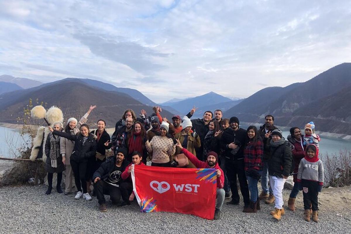 un grup de persones posant per a una foto a la muntanya