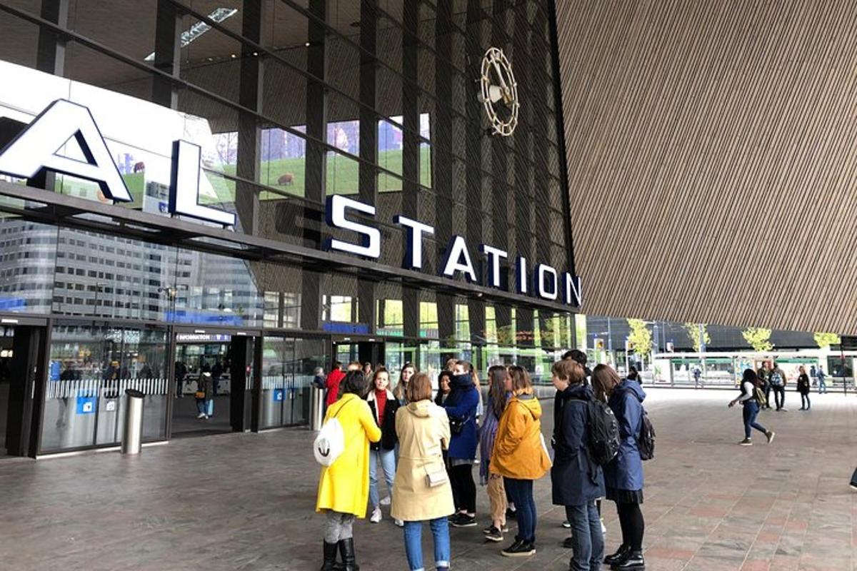 un gruppo di persone in piedi davanti a una stazione