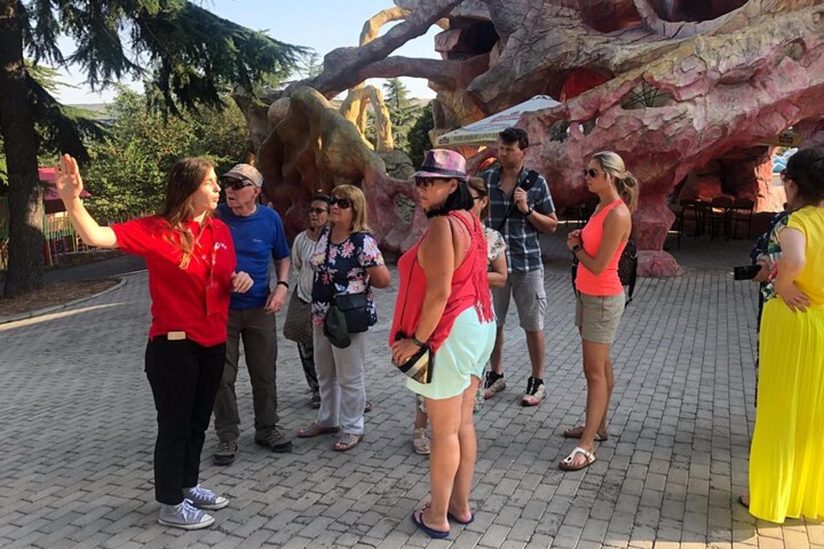 skupina lidí stojící před zoologickou zahradou