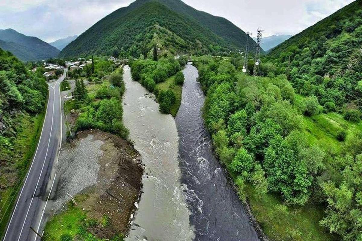 منظر جوي لنهر بجوار طريق