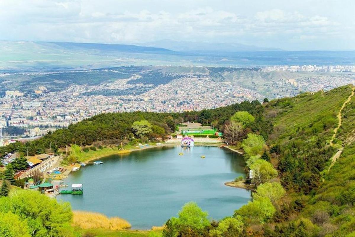 Una vista aérea de un gran lago en una ciudad.
