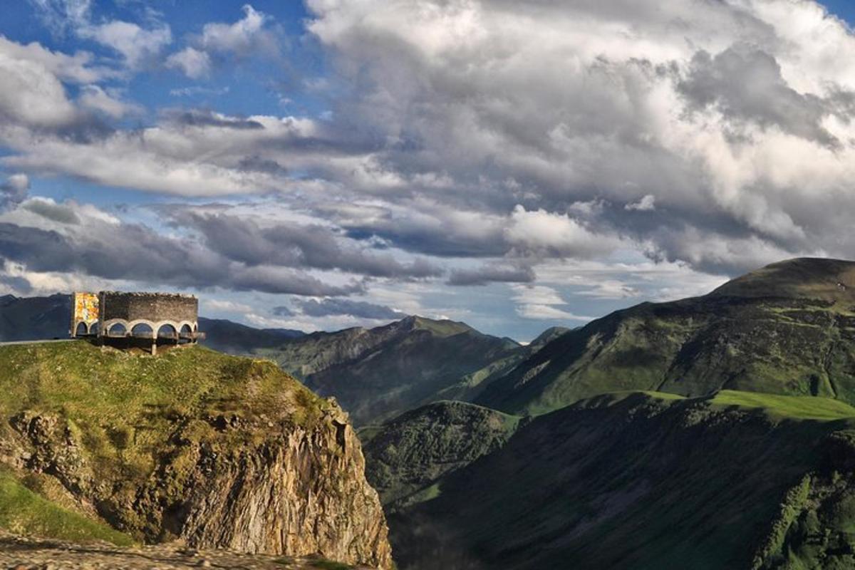 un edifici al cim d'una muntanya