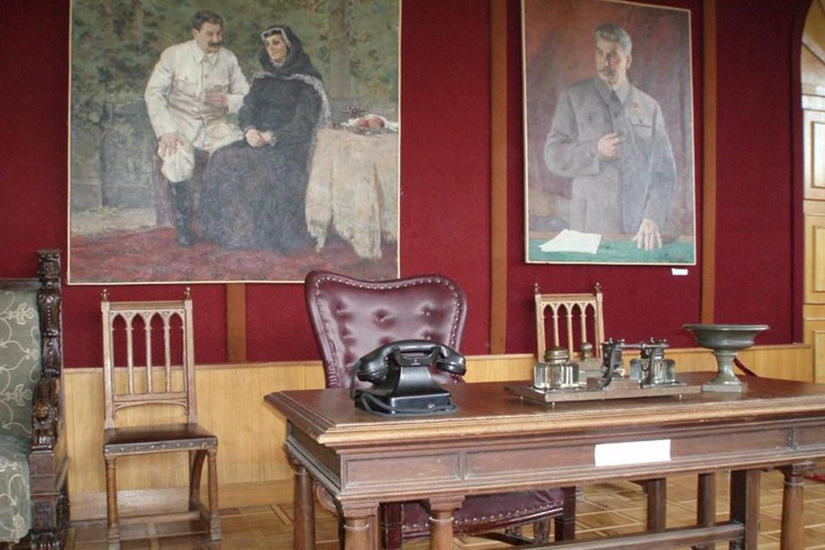 ένα δωμάτιο με ένα τραπέζι με τηλέφωνο και έναν πίνακα