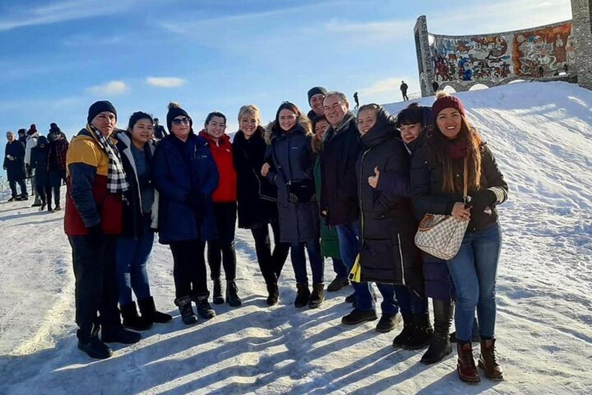 un grup de oameni care pozează pentru o fotografie în zăpadă