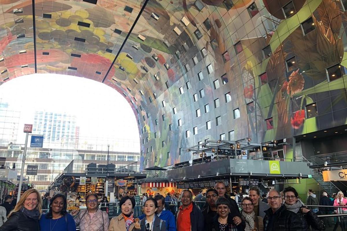 skupina lidí stojících v nákupním centru
