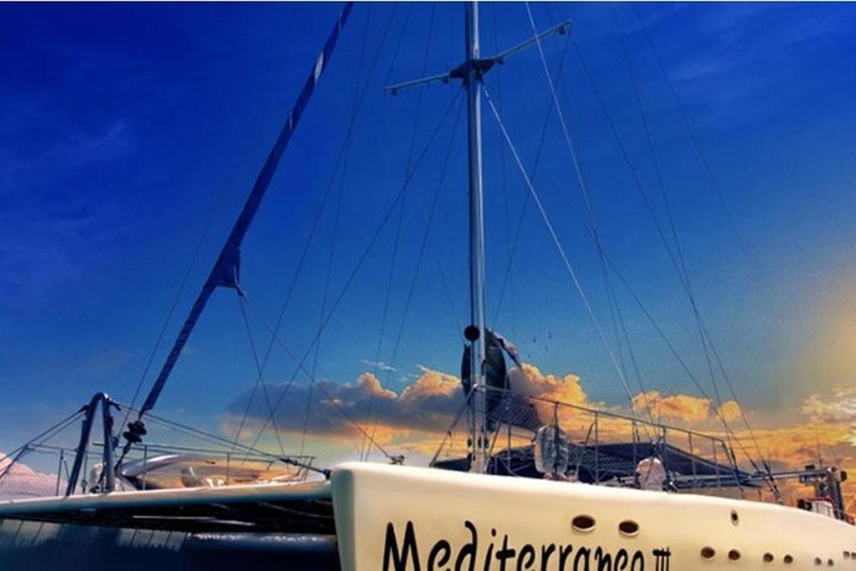 una barca seduta nell'acqua con il cielo sullo sfondo