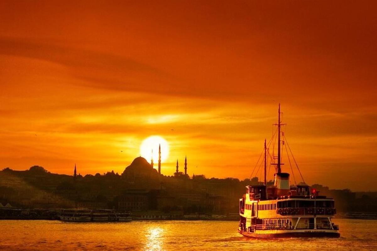 Un barco en el agua con la puesta de sol de fondo