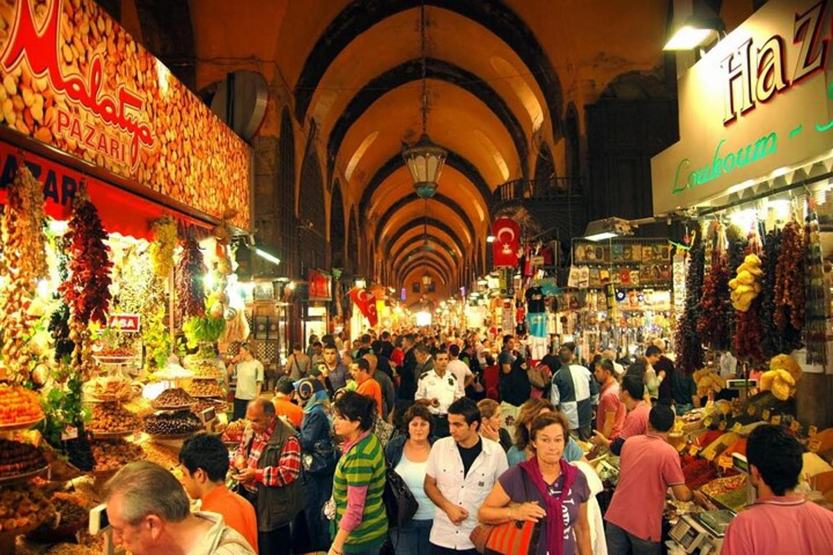 Una multitud de personas caminando por un mercado en una tienda.