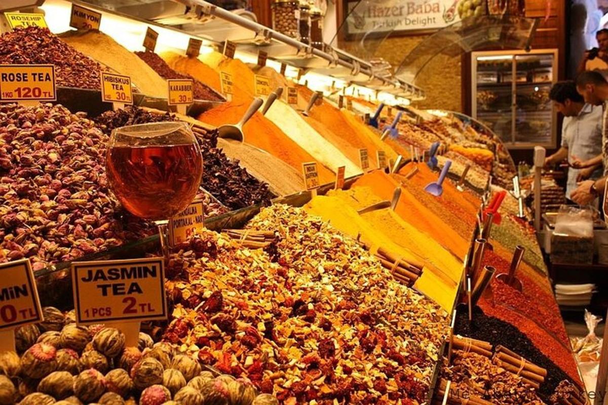 Un mercado con muchos tipos diferentes de comida y una copa de vino.