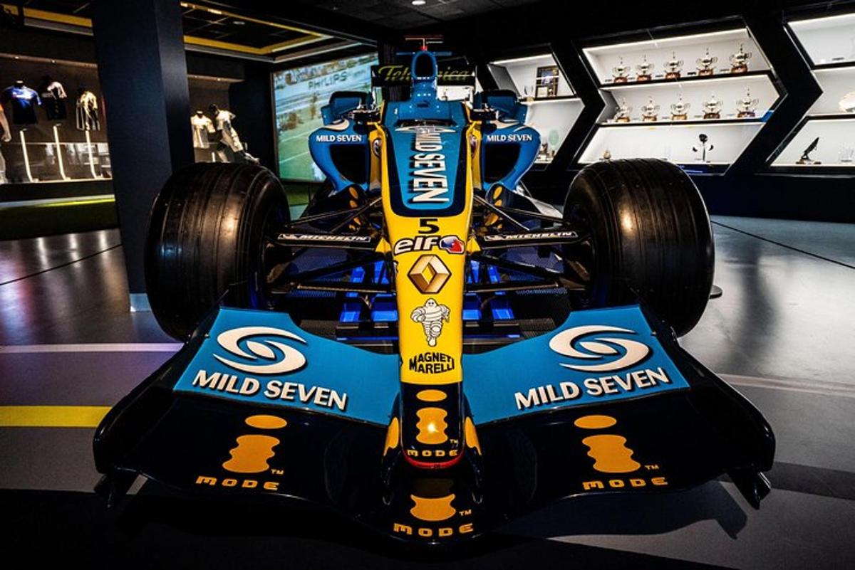 ein Rennwagen, der in einem Museum ausgestellt ist