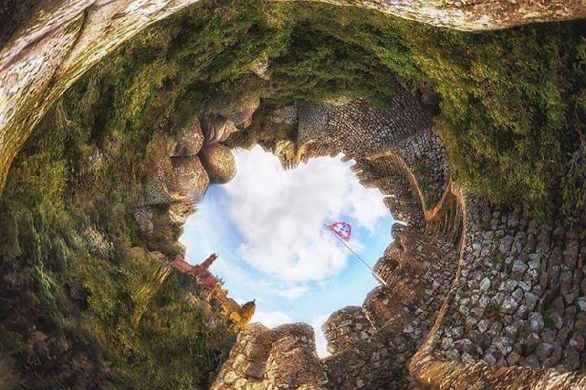 isang aerial view ng isang saranggola na lumilipad sa isang hugis pusong pormasyon