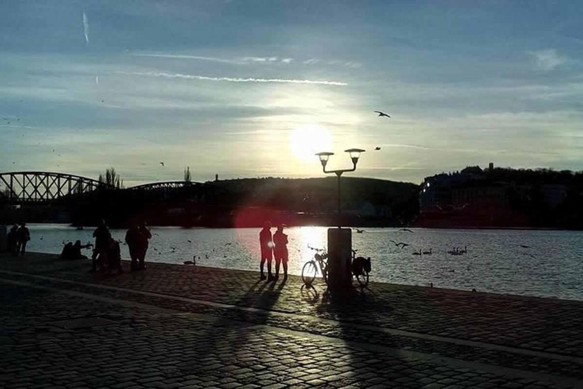 skupina lidí stojících u vodní plochy