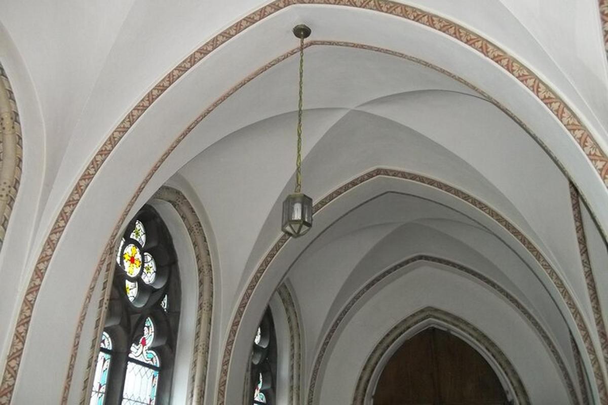 oblouk v kostele s vitrážovými okny