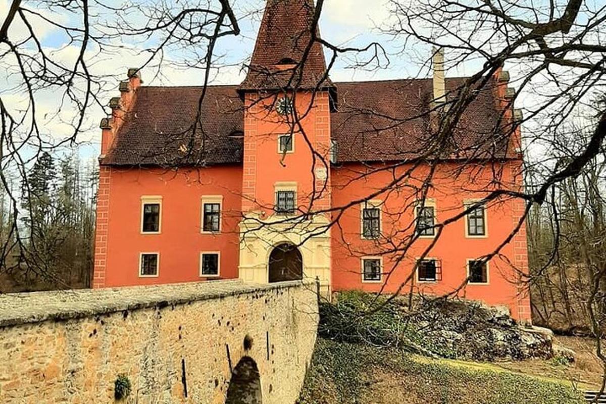велика помаранчева будівля з вежею на вершині стіни