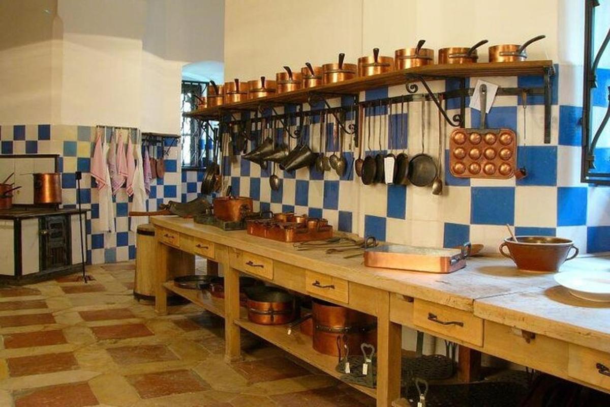 кухня зі стільницею, на якій є каструлі та сковорідки
