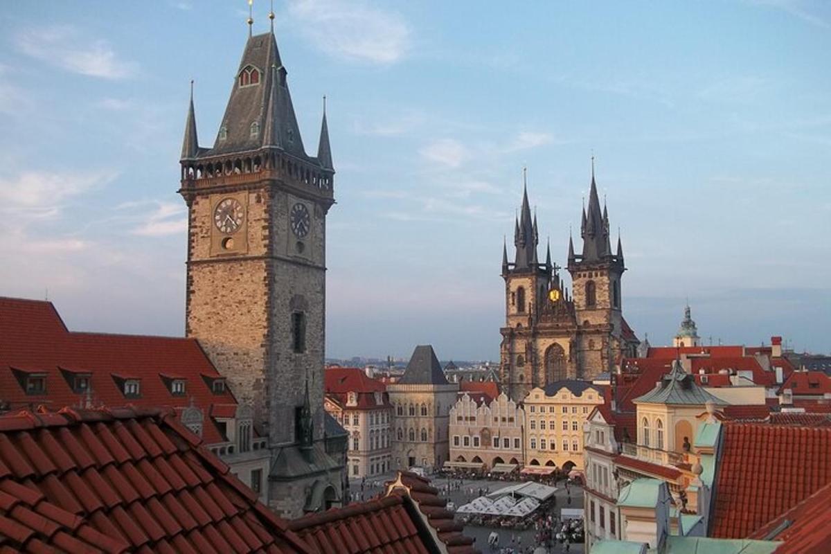 pohled na město s hodinovou věží