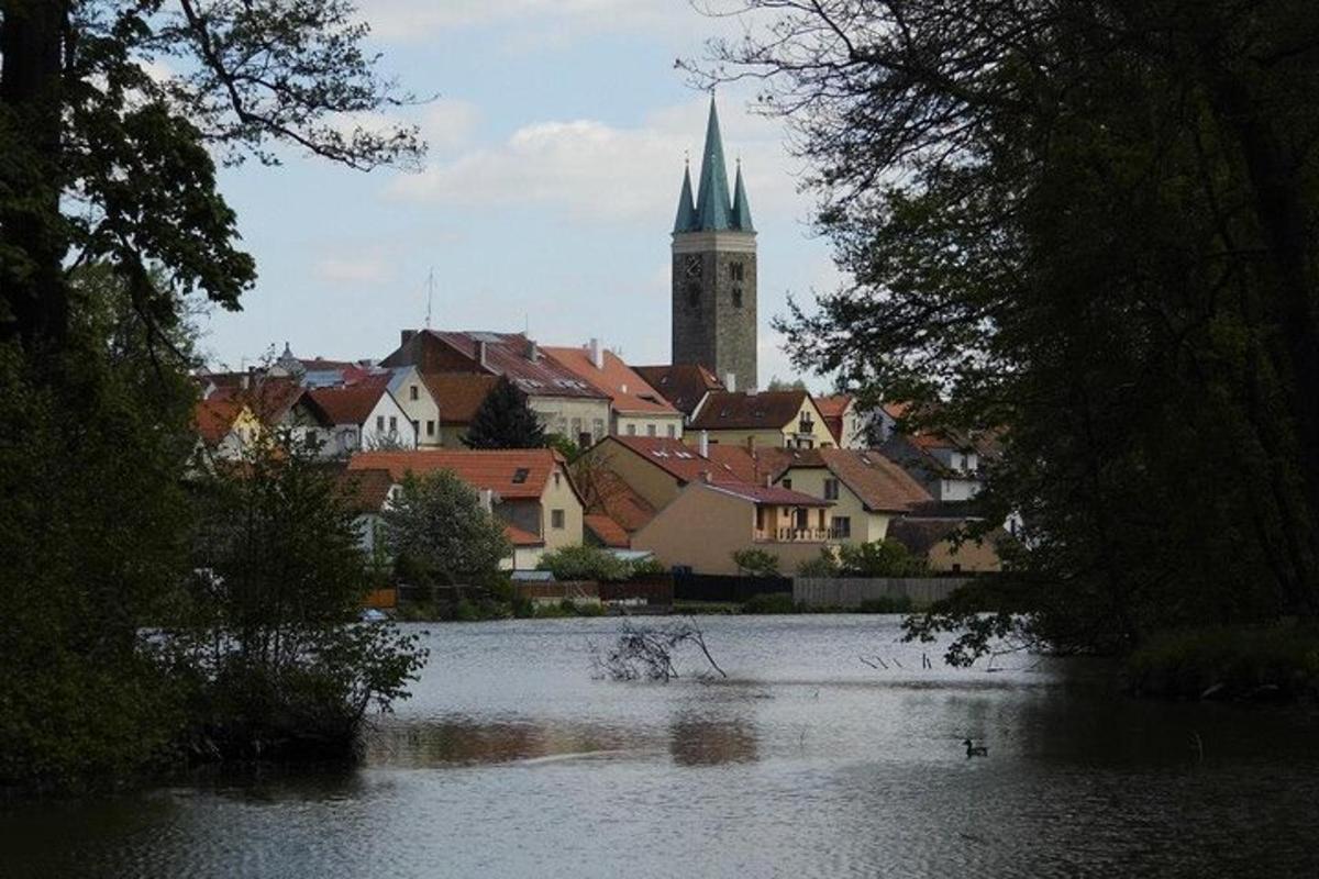 vaade linnale koos kiriku ja jõega