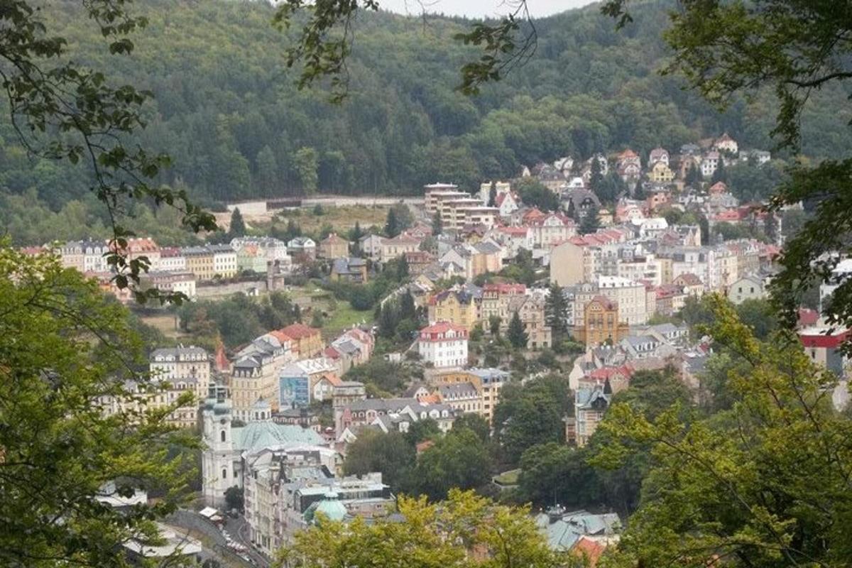 egy város, ahol egy csomó épület áll egy dombon