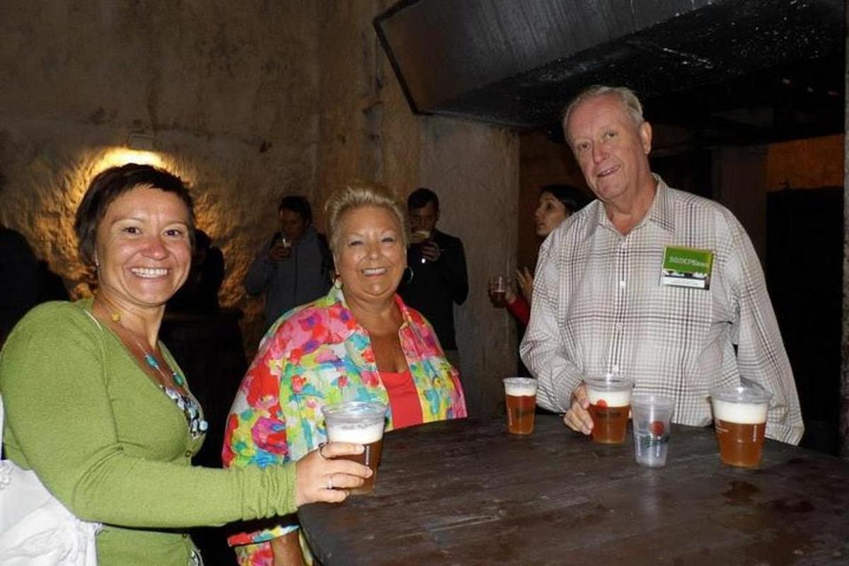 un grup de persones assegudes a una taula entremig de cervesa