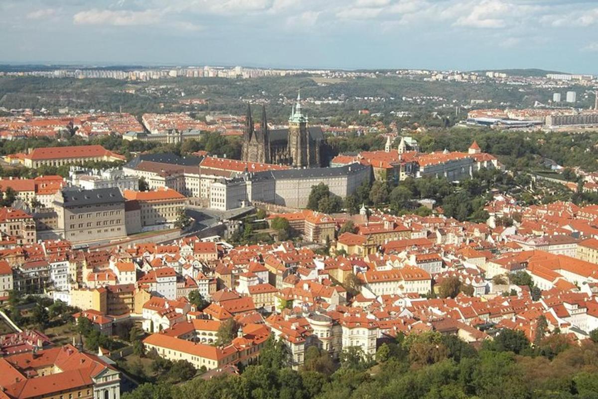 Letecký pohled na město s červenými střechami