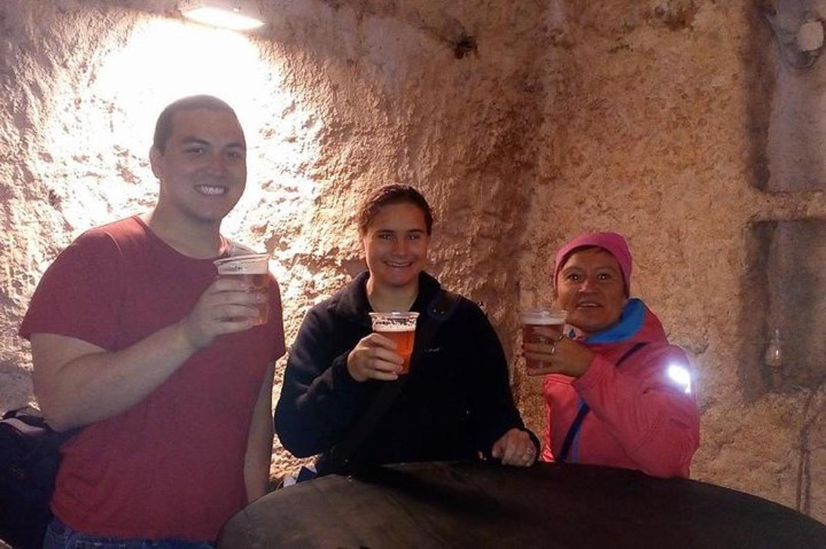 un grup de tres persones que sostenen gots de cervesa