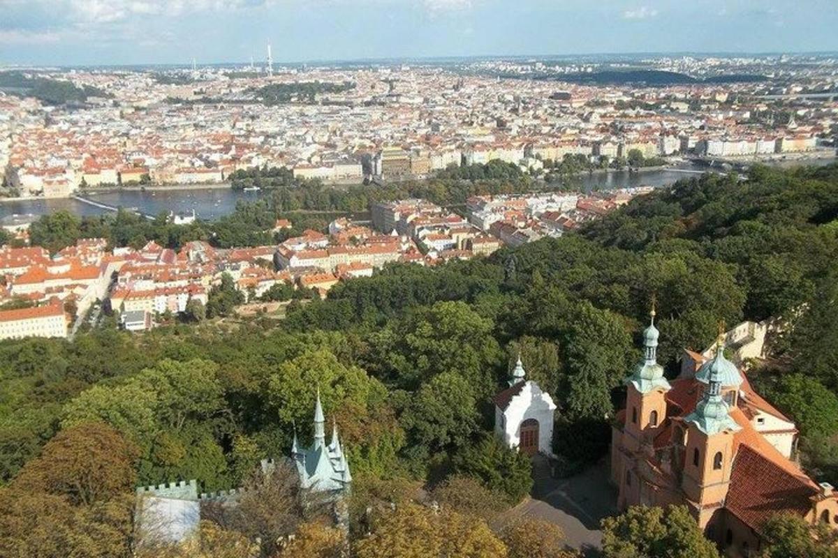 widok miasta z lotu ptaka z kościołem