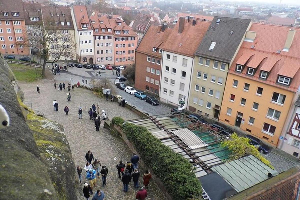 skupina lidí jdoucích po ulici ve městě