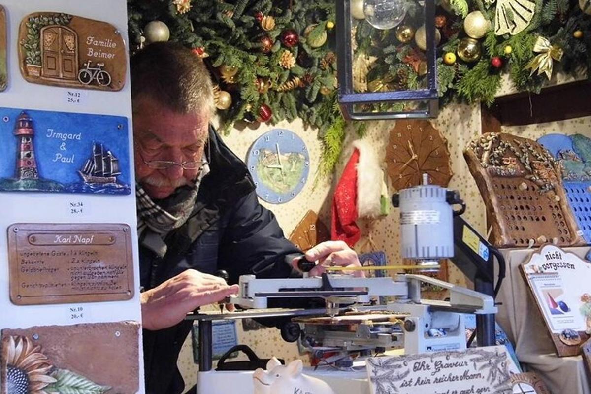 Ένας άντρας που εργάζεται σε μια ραπτομηχανή σε ένα κατάστημα