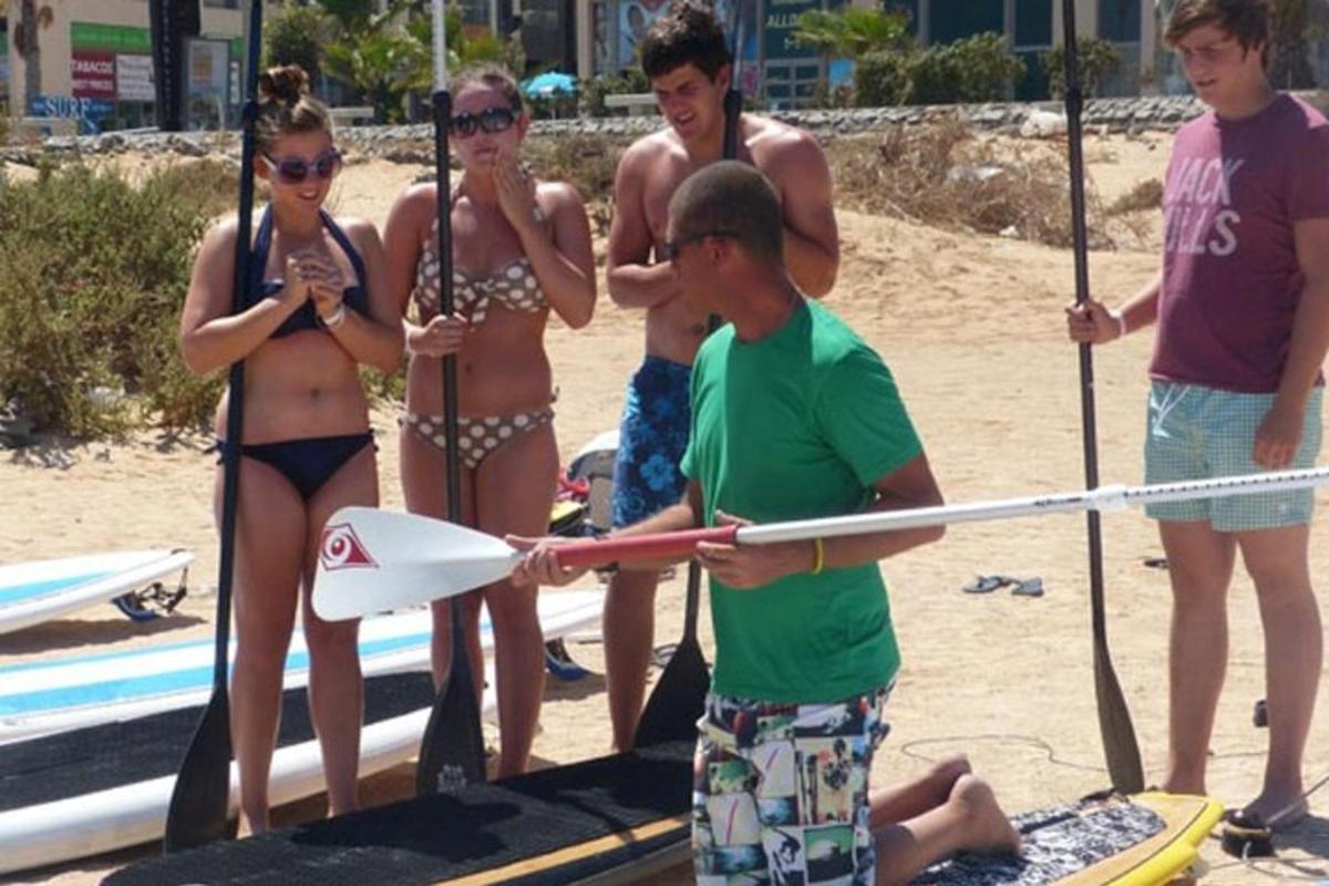 grupp inimesi, kes seisavad rannas