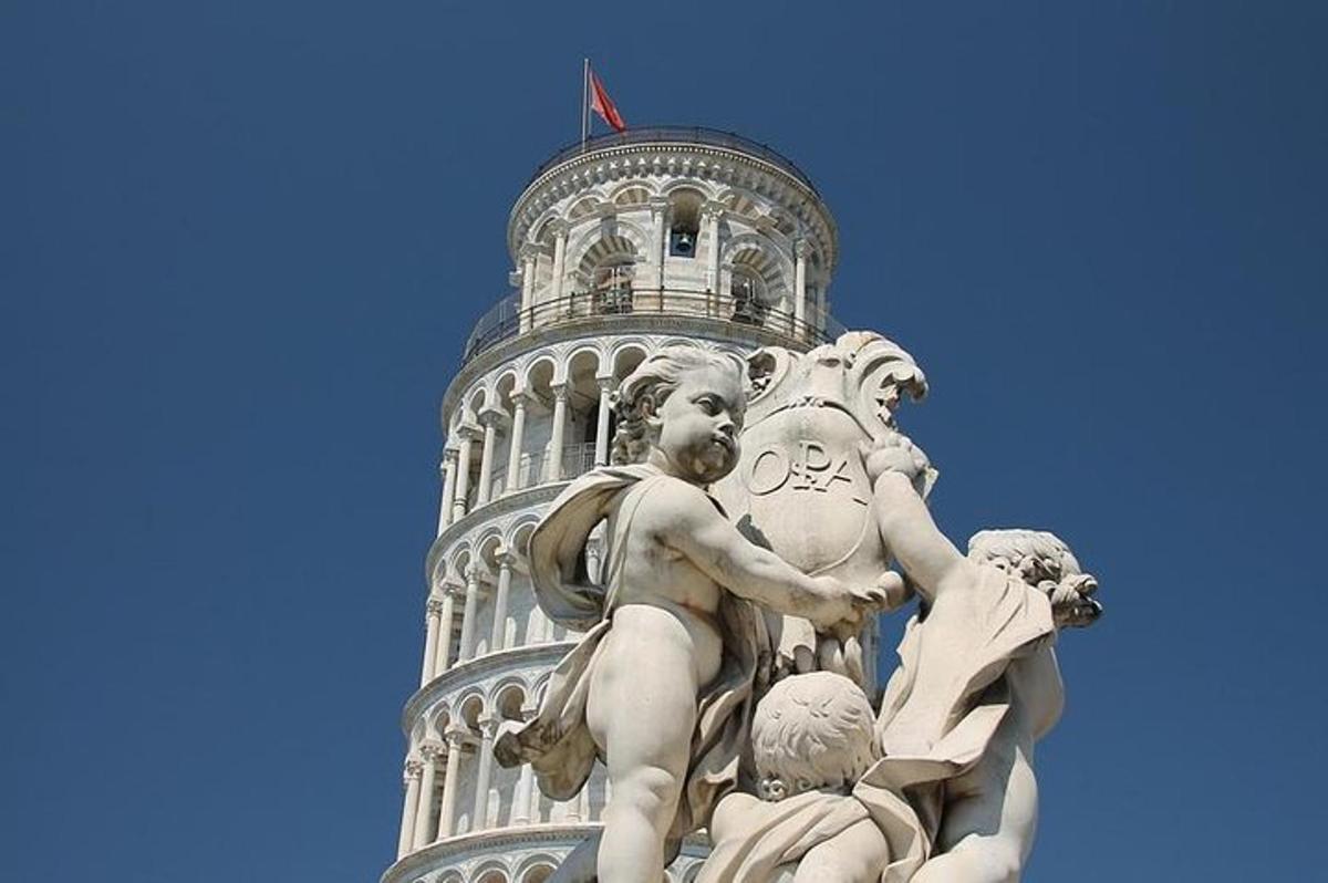 eine Statue vor einem hohen Turm