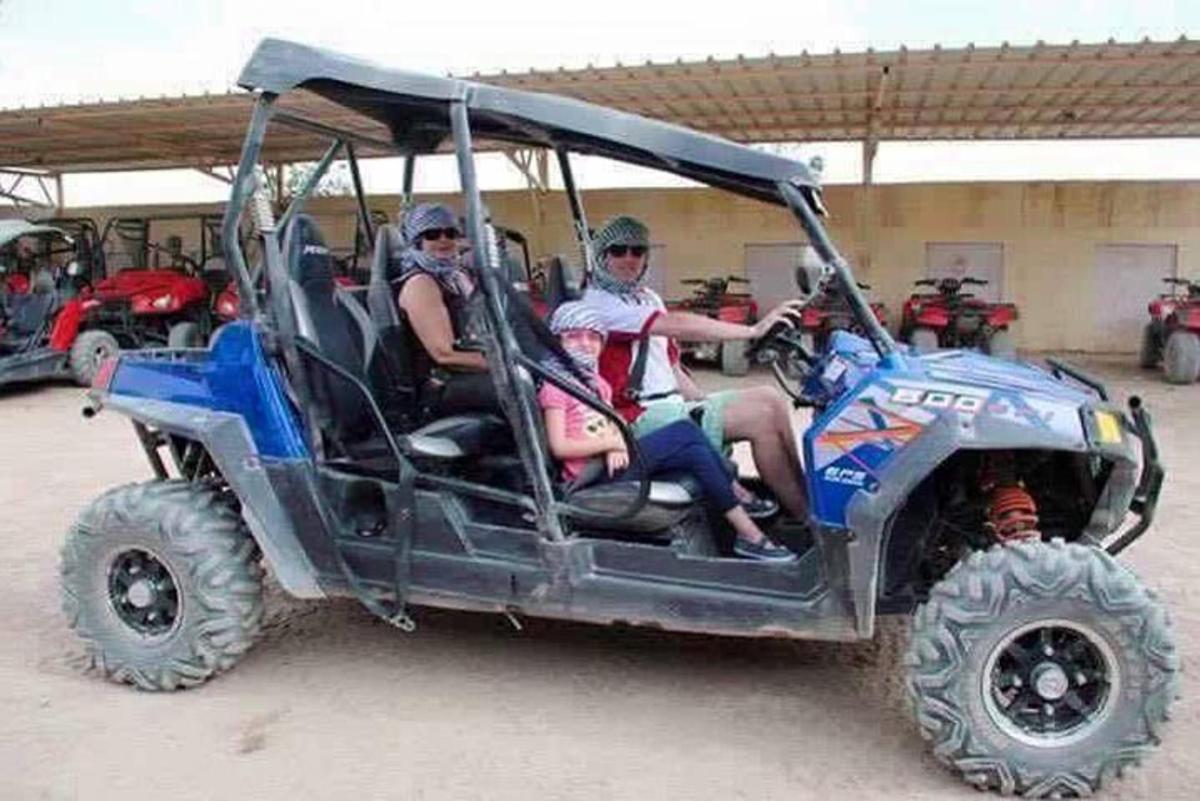 grupp inimesi istub ATV tagaistmel