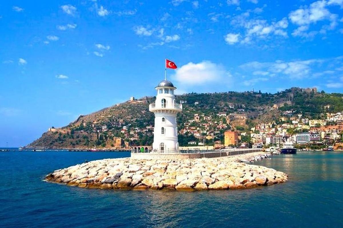 un faro en una pequeña isla en el agua