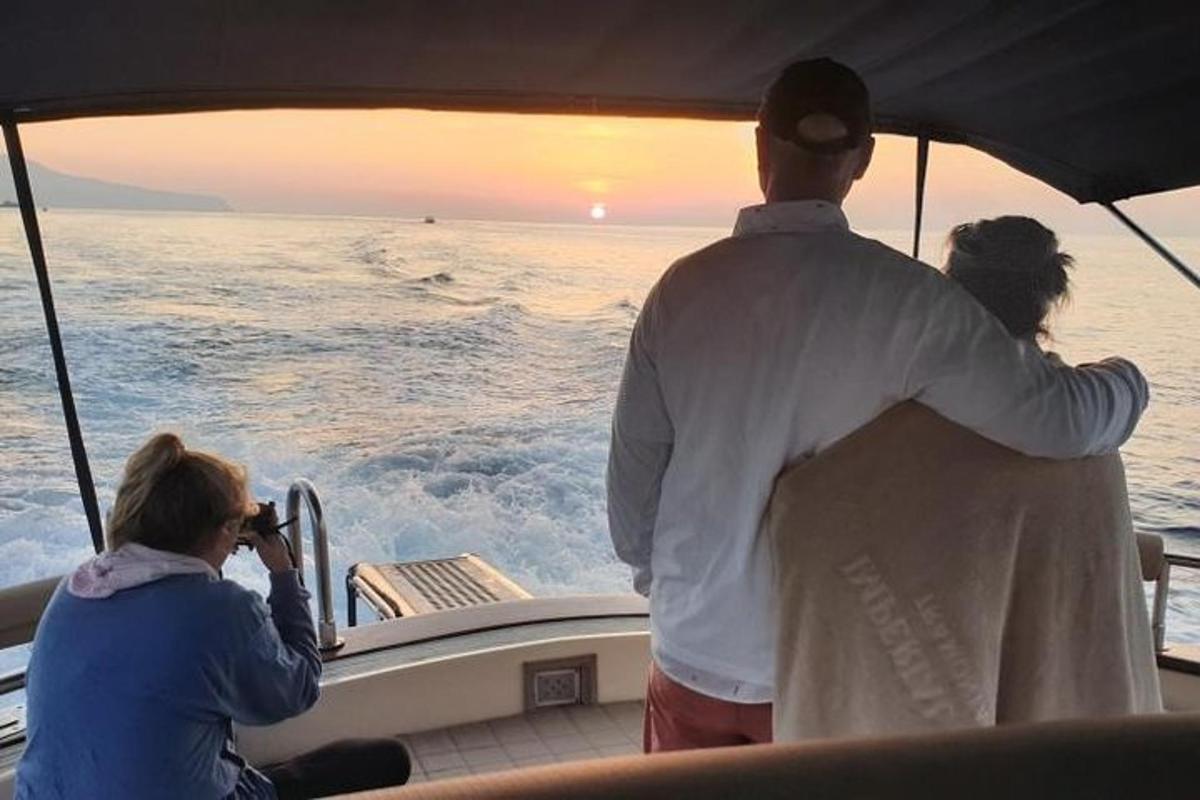 un home fent una foto d'una dona en un vaixell
