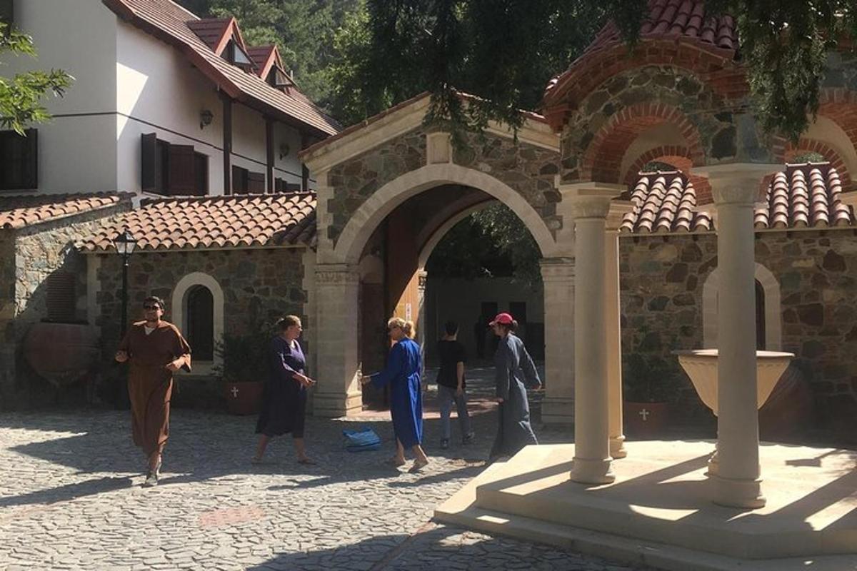 μια ομάδα ανθρώπων που στέκονται έξω από ένα κτίριο
