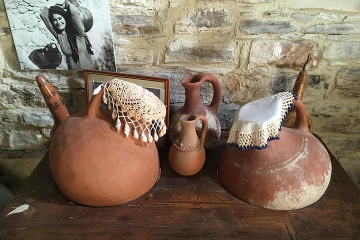 μια ομάδα τριών βάζων που κάθονται σε ένα τραπέζι