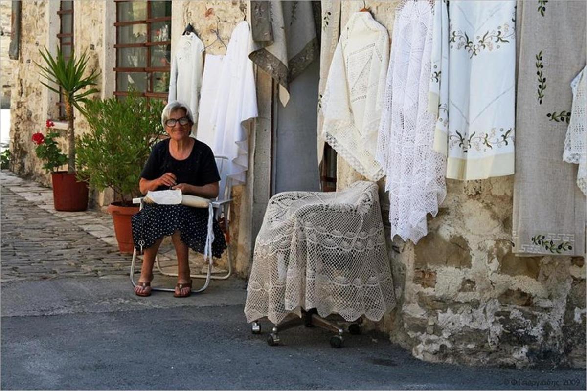 Μια γυναίκα που κάθεται σε μια καρέκλα μπροστά από ένα κατάστημα με ρούχα