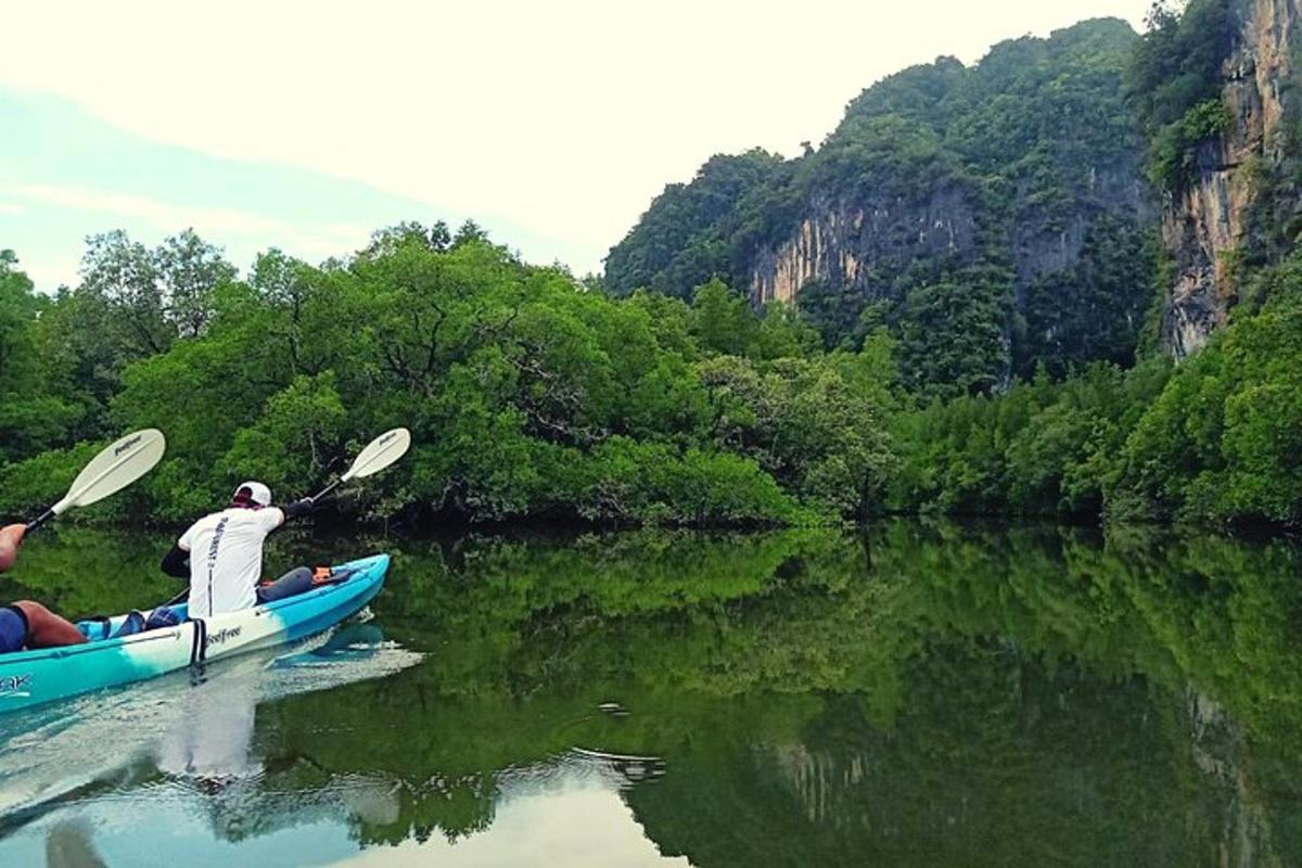 una coppia di persone in canoa su un fiume