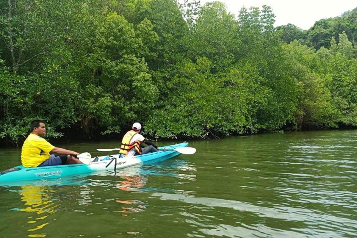 due uomini sono seduti in un kayak su un fiume