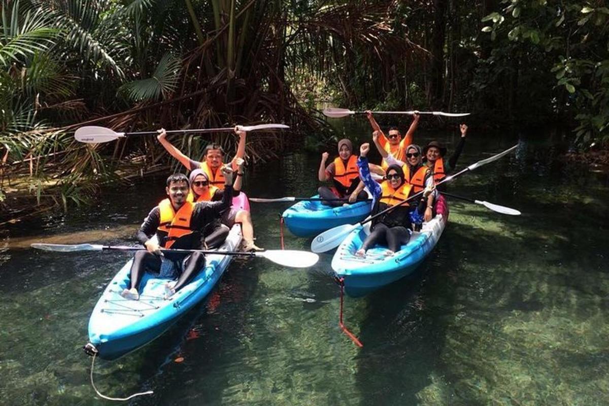 Un grupo de personas en kayaks en el agua.