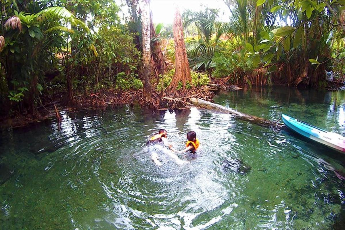 dua orang berada di dalam air di sungai