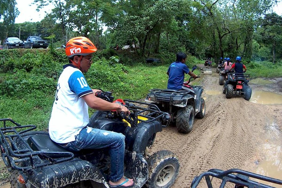 un gruppo di persone che guidano quad su una strada sterrata