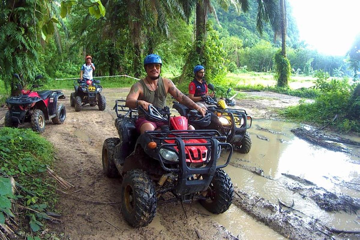 due persone che guidano quad lungo una strada sterrata
