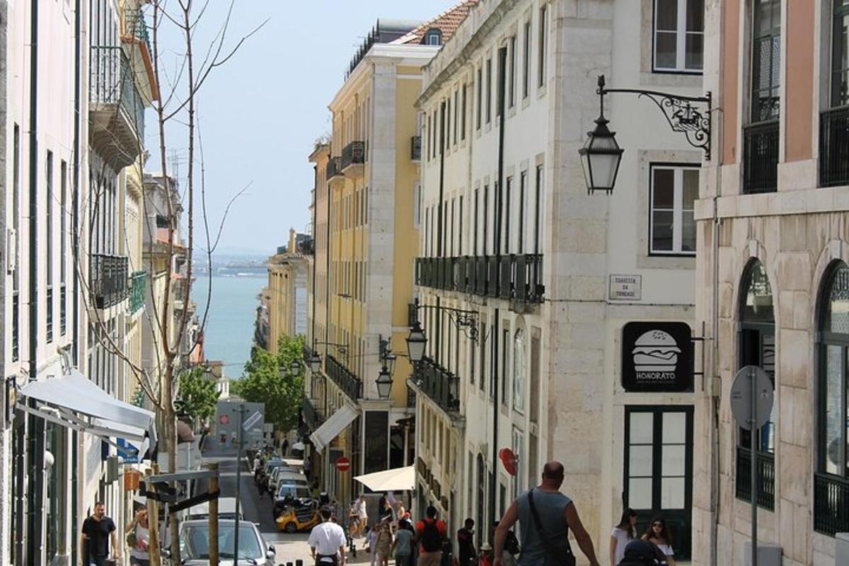 una strada cittadina trafficata con persone che camminano lungo la strada