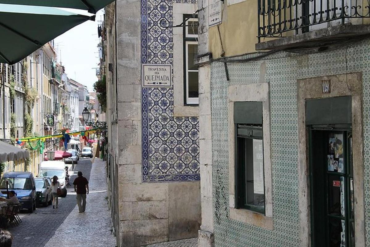 osoba jdoucí po ulici vedle budovy